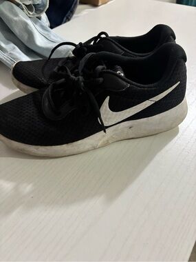 Nike Black and White Women's Athletic Shoes